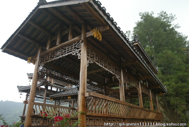 风雨桥是苗寨最多的建筑景观  【摄影：戚连民】