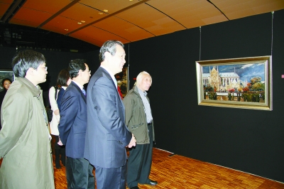 孔泉、刘豫锡、吕军一同参观罗虹画展。