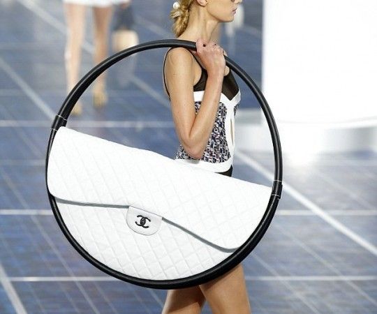 　　2013春夏 Chanel秀场的呼啦圈包引发“围观”
