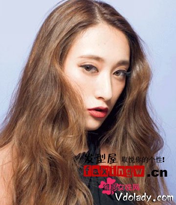 2012女生<em>长发中分发型</em> 打造<em>瓜子脸</em>美女_时尚