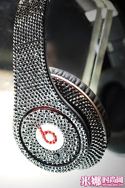 Dr. Dre Beats 耳机，采用施华洛世奇元素