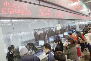 ■    重庆(机票)    北站售票大厅专设了电话、互联网订票换票窗口 (资料图片)