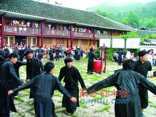 “摆手舞”也是土家族祭祀祈祷的一种活动，一般在赶年节才能看到