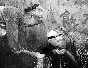 　　广西壮族自治区河池市，人们直接饮用当地的泉水。CFP 资料