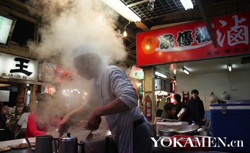 热气腾腾的小食店在台北街头随处可见