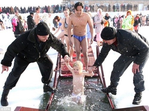 在吉尔吉斯斯坦，一名小女孩参加冰水浸洗活动