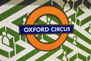 伦敦地铁的标识——具有现代感的无衬线字体和红色牛眼符号至今仍在使用（图为    牛津(国际酒店)    广场站标）。