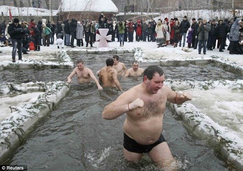 人们不畏严寒，将身体浸入零下26度的冰水中