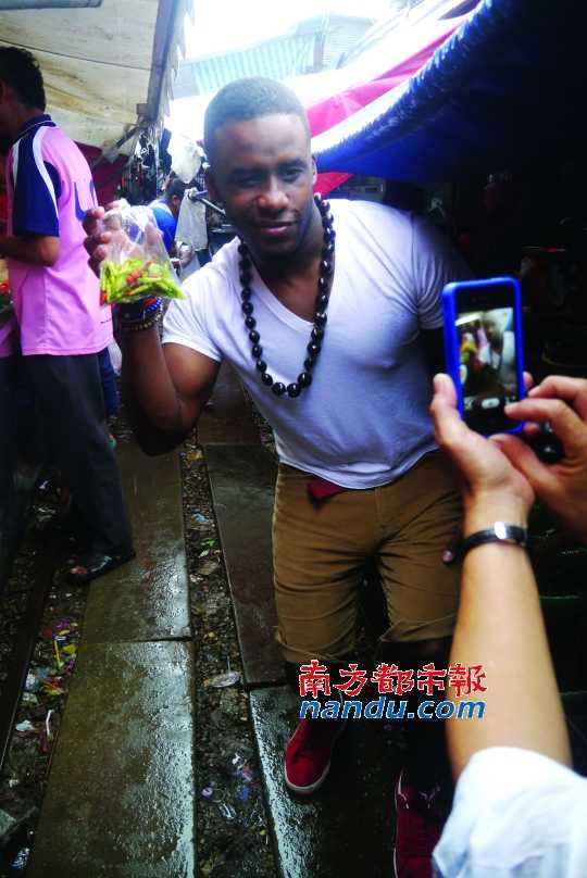 神奇泰国火车市场:铁轨上讨生活