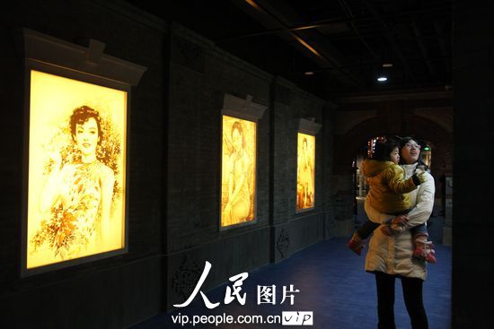 2月7日，市民在中国旗袍博物馆参观。（郑重声明：凡带有“人民图片”字样图片，未经许可，不得转载。购图电话010-65368421）