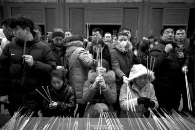 　　2月10日，大年初一，雍和宫，市民在烧香祈福。新京报记者 周岗峰 摄