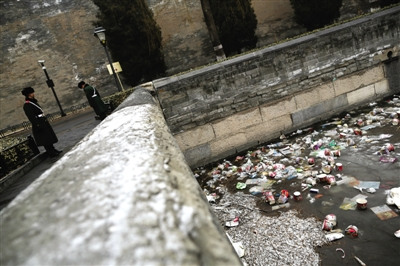 　　2月25日，故宫外筒子河，大量的垃圾布满结冰的河面。管理方称，有些游客无视垃圾桶，将垃圾顺手扔入河中。侯少卿 摄