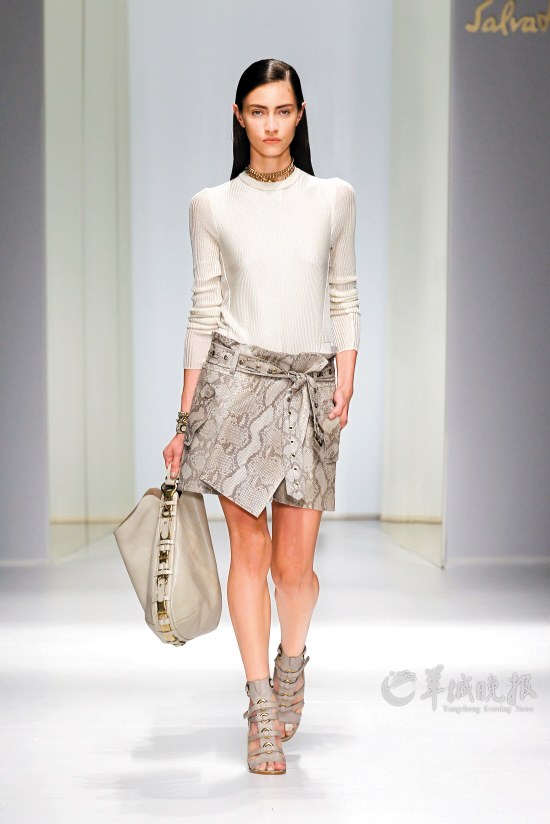 蛇态万千媚众生