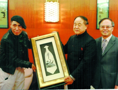 2012年12月，Galo（左一）代表瑞典华人向莫言赠送由他设计的领带画。右一为中国驻瑞典大使兰立俊。