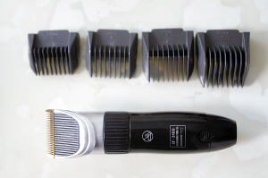 　　网上购买的理发器，上面的几个卡尺能够保证理发的长度。