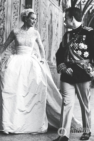 Grace Kelly的经典婚纱是新娘们的完美范本