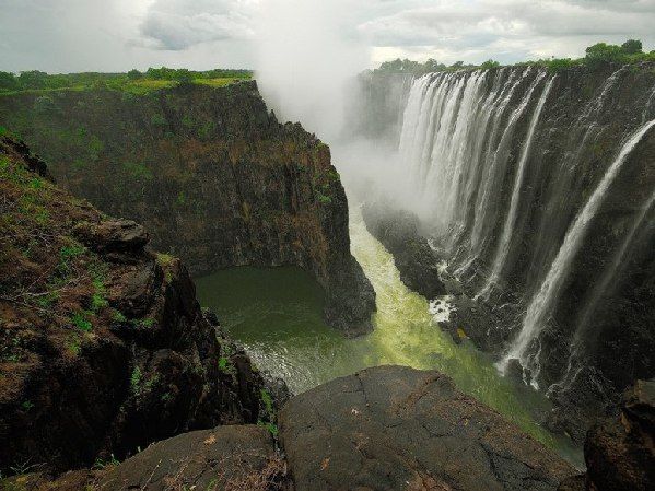 　　维多利亚瀑布（赞比亚和津巴布韦）