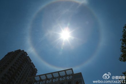 　　昨天上午10时许，从汉口上空看到的日晕现象。记者蔡晓智摄