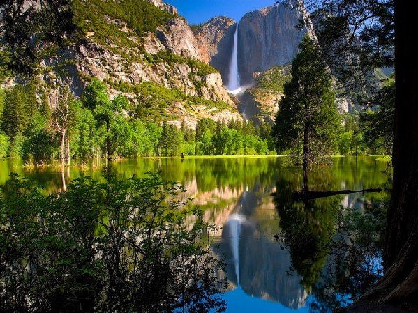 　　优胜美地瀑布（美国加利福尼亚州优胜美地国家公园）