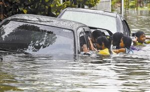 　　8月19日，在马尼拉，汽车被淹。 路透