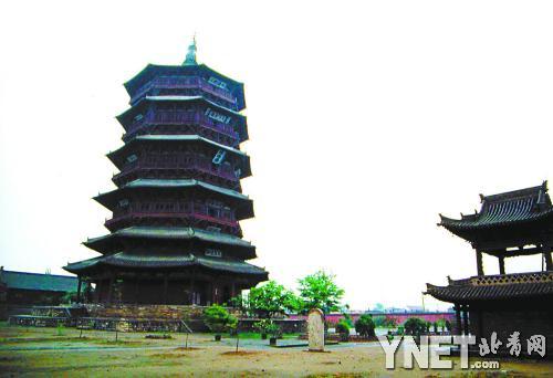 2001年拍摄的应县木塔，与旁边建筑相比，木塔已出现明显倾斜供图