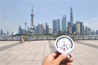 　　昨日12时30分，温度计显示上海外滩温度已逼近42℃。新华社发