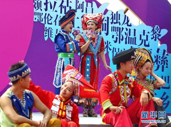 　　8月13日，壮族情侣在中华爱情节上表演情歌对唱《山歌好比春江水》。