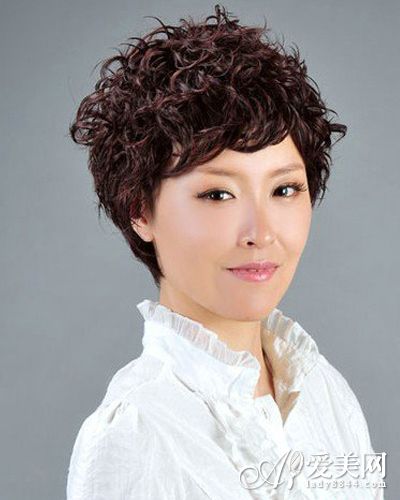 发型点评:这款中年妇女发型采用短发的修剪,将头顶的发丝