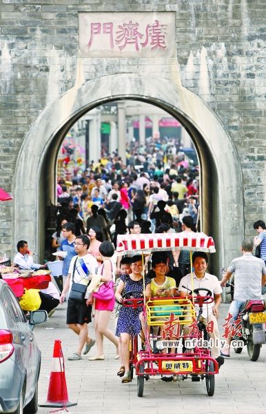 潮州广济门，游客人满为患。
