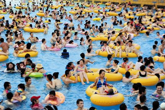 图为：武汉一家水上公园内，嬉水消暑的市民摩肩擦踵 记者李辉摄