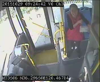 爱心公交司机闯红灯送生病1岁娃去医院