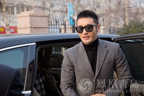 优质偶像黄晓明现身青岛一中做公益 发高烧出