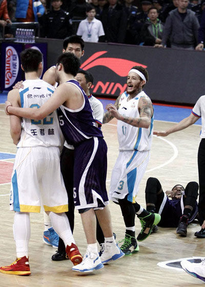 王哲林遭外援竖中指挑衅 篮协官员:视频不清晰