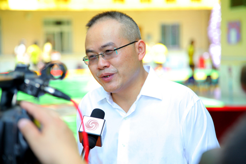 生命人寿杨智呈:给予“一老一少”弱势群体更多关爱_商业频道_凤凰网