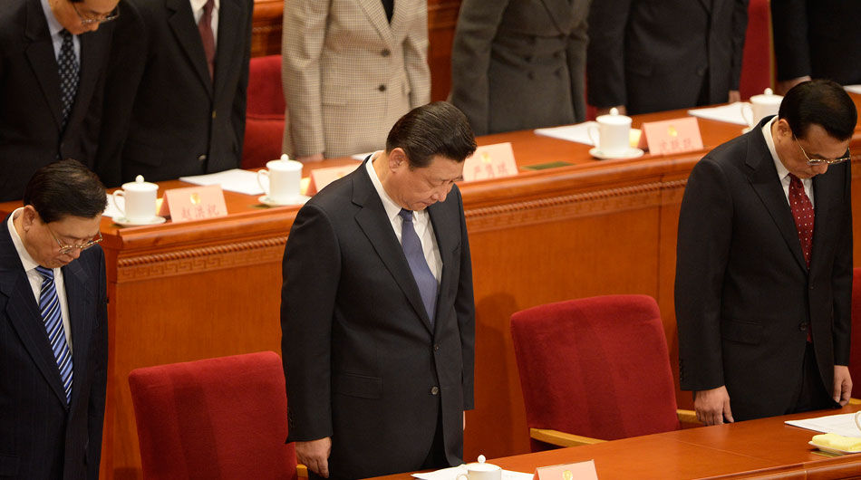 3月3日，中国人民政治协商会议第十二届全国委员会第二次会议在北京人民大会堂开幕。全体与会人员为在3月1日晚云南昆明火车站发生的严重暴力恐怖事件中遇难的群众默哀。侯宇 摄