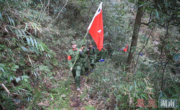 40人体验团徒步翻越老山界 追寻红军长征足迹