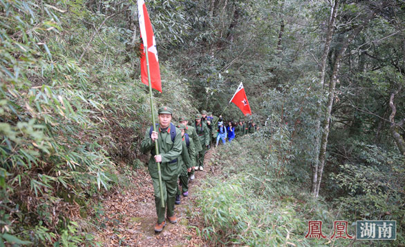 40人体验团徒步翻越老山界 追寻红军长征足迹