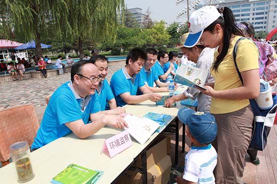 河北省环境监察人员现场接访。 王锦辉摄