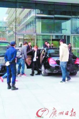网友拍摄的郭敬明步出奔驰轿车的照片。