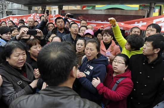 3月17日，吉林市芳林幼儿园门前，家长们在讨要说法。吉林市警方经调查初步确认，该园涉嫌擅自给幼儿服用“病毒灵”，目前警方正在进一步取证核实。