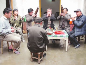 演奏中的周家班