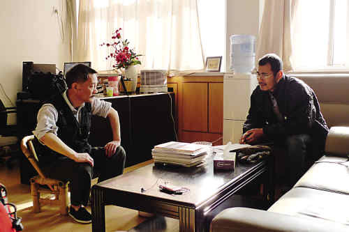 李小文（左）曾面试一位在北京海淀一处农贸市场摆摊的美国密歇根大学博士后孙爱武（右）