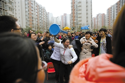 3月11日，西安莲湖区枫韵幼儿园，一名家长情绪失控。图/CFP