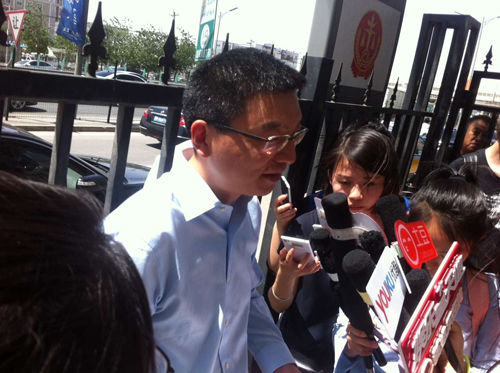 琼瑶代理律师接受媒体群访。