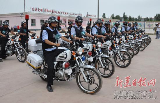 温宿县群众赠予维稳摩托车