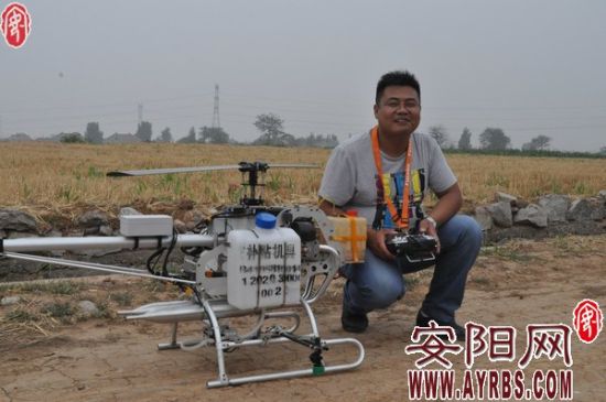 农人张晓宁和他买的无人直升机。