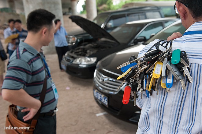 2014年6月19日，深圳公车改革首批100 辆车公开展示，市民实地看车挑车。