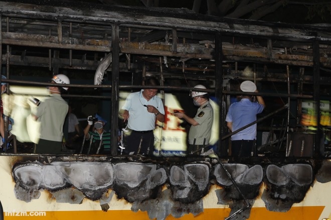 2014年7月15日晚，301路公交突发爆炸事故，警方第一时间赶赴现场调查取证。（