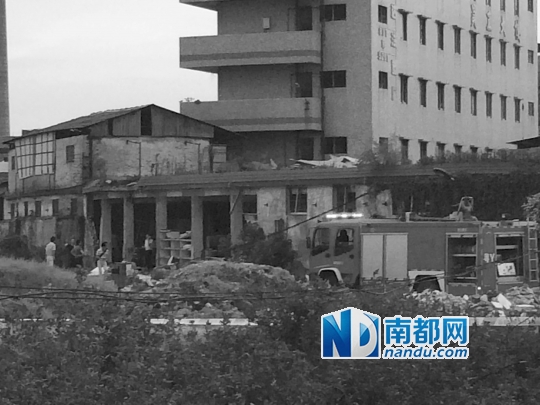 化工仓库一面围墙几乎全被炸开，仅留柱子。南都记者张驰摄