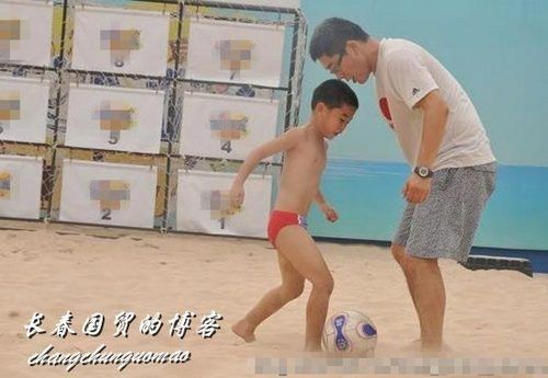 刘建宏和儿子一起踢球